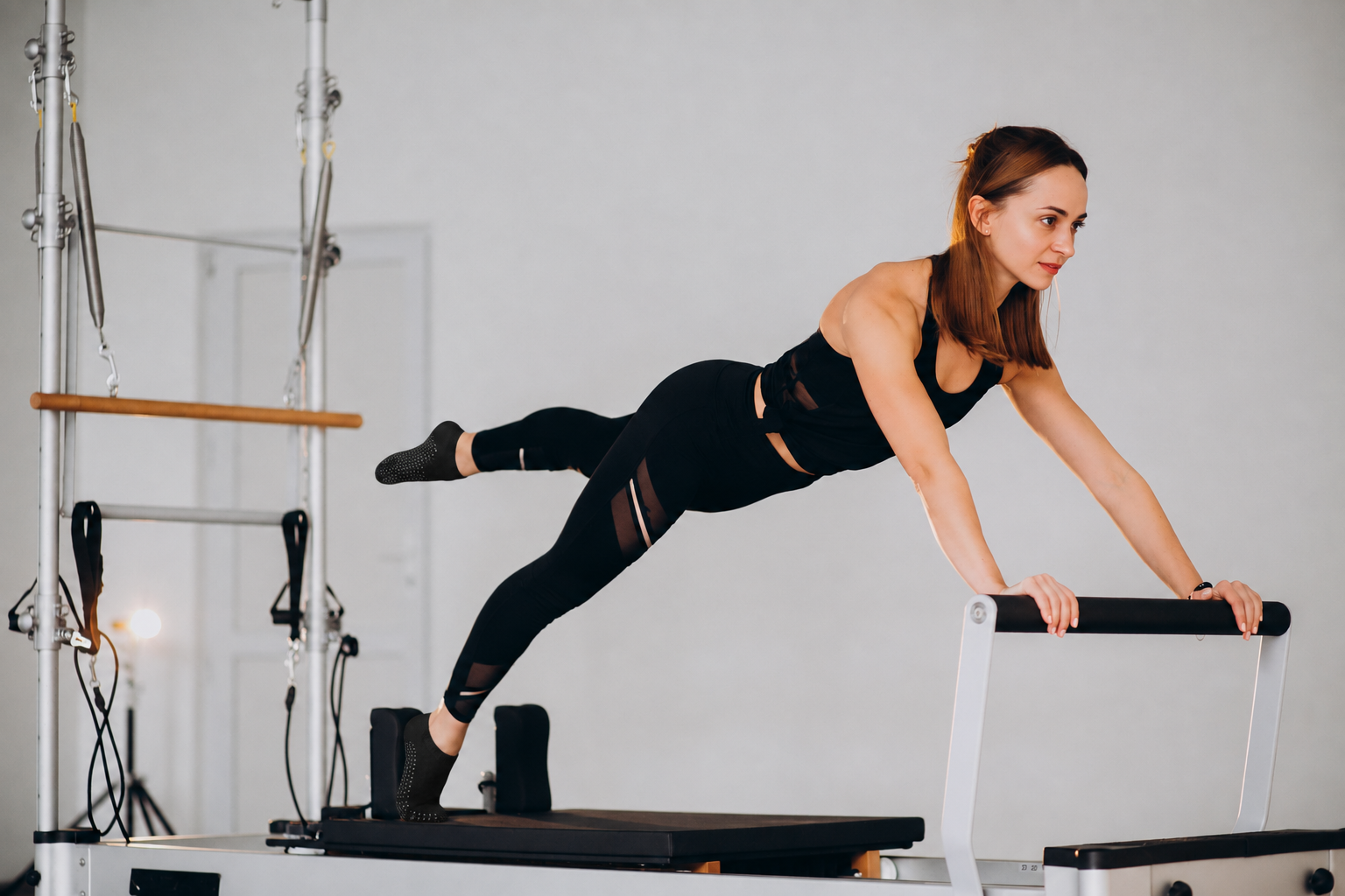 Antiskli-knotter under sålen – grip socks til reformer pilates og yogamatte