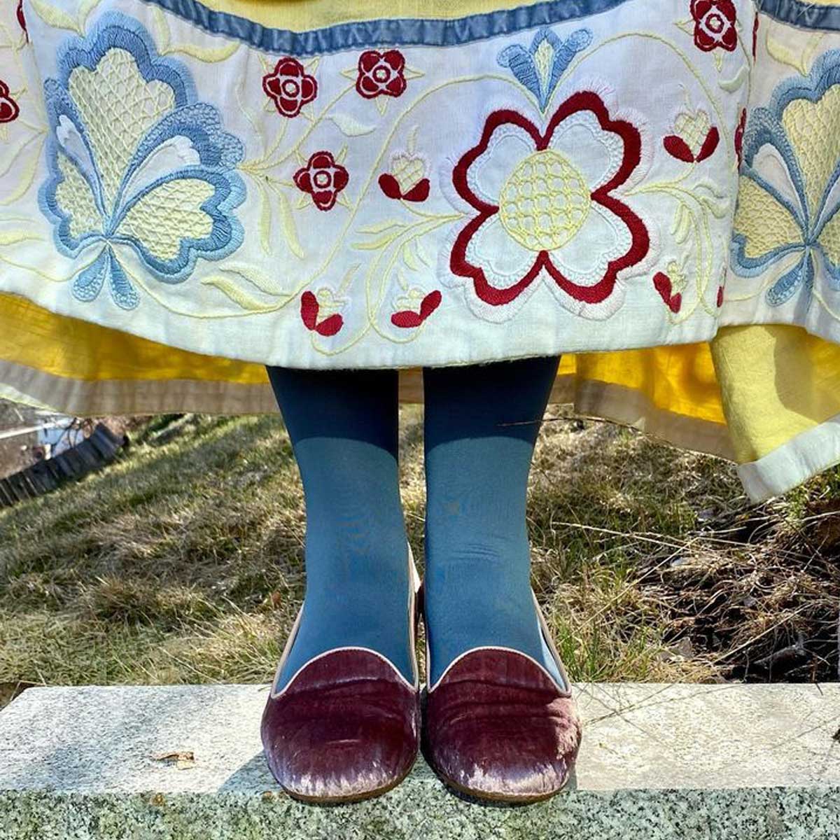 Fargede strømpebukser. Sophie 70 Denim blå. Foto @badhairgoodshoes