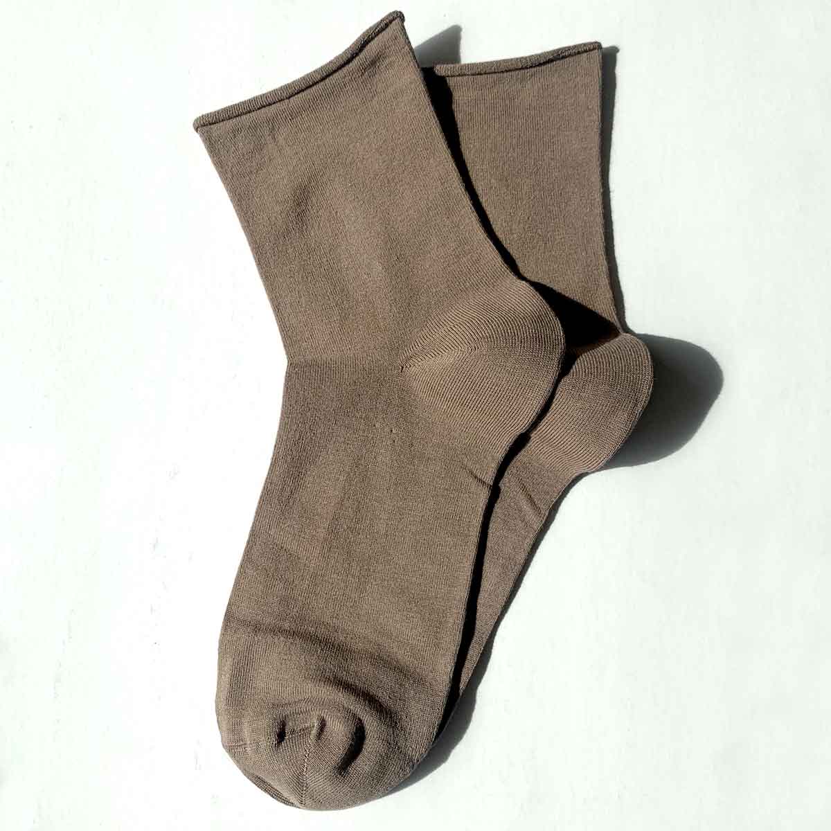 Beige bomullssokker med rullekant