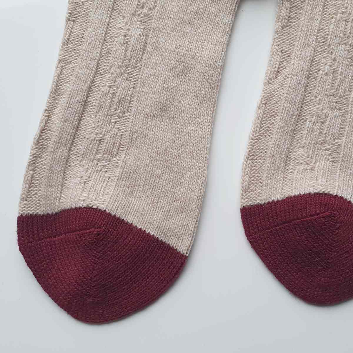 Retro off-white tennissokker for menn – flettestrikket ull med to striper